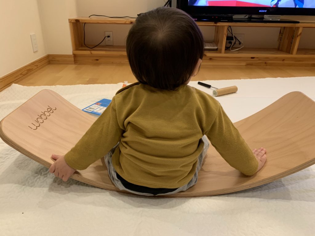 リビングに子ども用の椅子はない代わりにウォーベルに座ってテレビ鑑賞をしていることもしばしばあります。